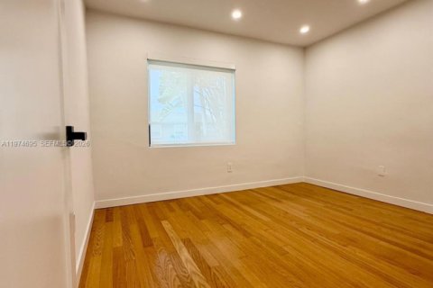 Casa en alquiler en Miami, Florida, 3 dormitorios, 113.81 m2 № 2036269 - foto 12