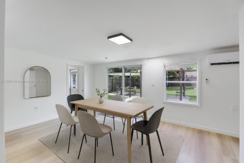 House in Fort Lauderdale, Florida 4 bedrooms, 142.33 sq.m. № 1932595 - photo 7