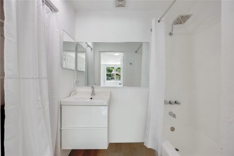 House in Fort Lauderdale, Florida 4 bedrooms, 142.33 sq.m. № 1932595 - photo 16