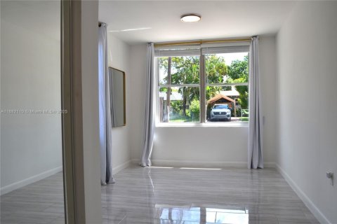 House in Fort Lauderdale, Florida 4 bedrooms, 142.33 sq.m. № 1932595 - photo 15