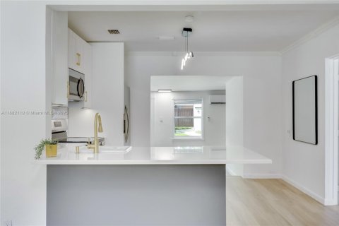 House in Fort Lauderdale, Florida 4 bedrooms, 142.33 sq.m. № 1932595 - photo 13