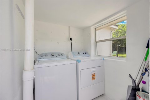 House in Fort Lauderdale, Florida 4 bedrooms, 142.33 sq.m. № 1932595 - photo 23