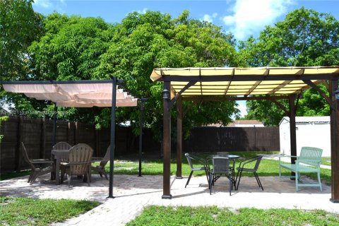 House in Fort Lauderdale, Florida 4 bedrooms, 142.33 sq.m. № 1932595 - photo 25