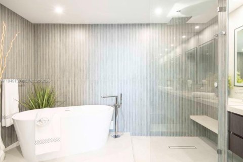 Condo in Miami Beach, Florida, 2 bedrooms  № 2007517 - photo 15