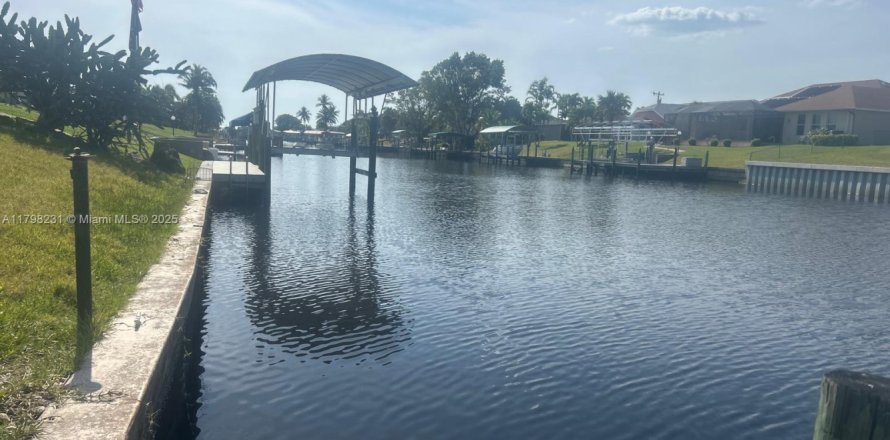 House in Cape Coral, Florida 3 bedrooms, 191.38 sq.m. № 1696280