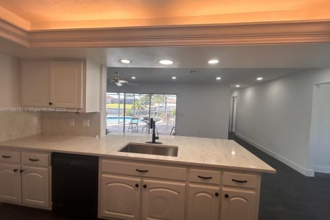 House in Cape Coral, Florida 3 bedrooms, 191.38 sq.m. № 1696280 - photo 8