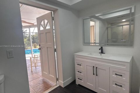House in Cape Coral, Florida 3 bedrooms, 191.38 sq.m. № 1696280 - photo 10