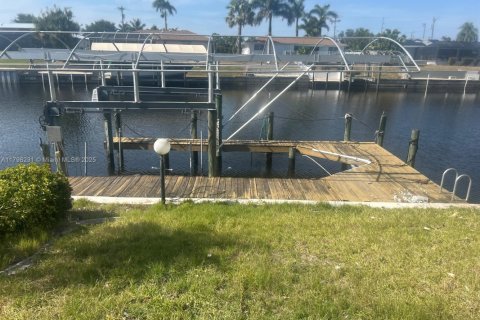 House in Cape Coral, Florida 3 bedrooms, 191.38 sq.m. № 1696280 - photo 13