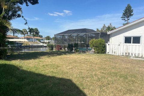 House in Cape Coral, Florida 3 bedrooms, 191.38 sq.m. № 1696280 - photo 3