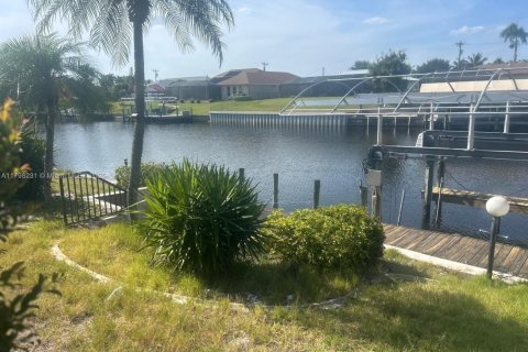 House in Cape Coral, Florida 3 bedrooms, 191.38 sq.m. № 1696280 - photo 4