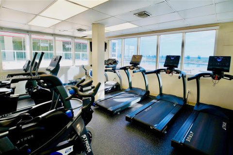 Condo in Sunny Isles Beach, Florida № 2053743 - photo 16