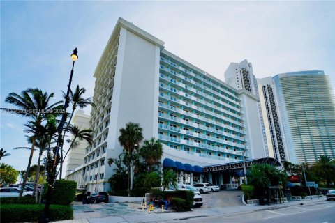 Condo in Sunny Isles Beach, Florida № 2053743 - photo 18