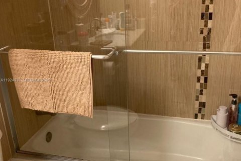 Condo in Sunny Isles Beach, Florida № 2053743 - photo 10