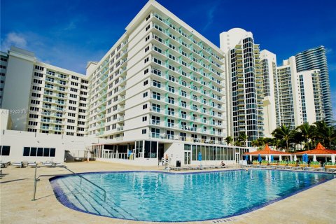 Studio in the Condo in Sunny Isles Beach, Florida  № 2053743
