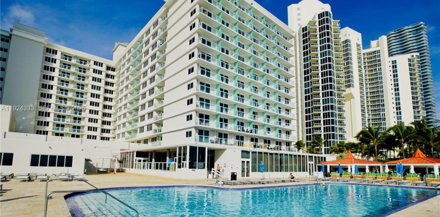 Studio in the Condo in Sunny Isles Beach, Florida № 2053743