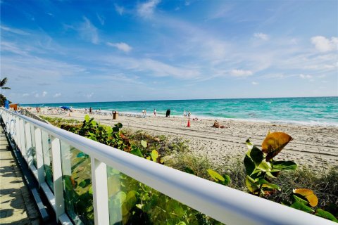 Condo in Sunny Isles Beach, Florida № 2053743 - photo 3