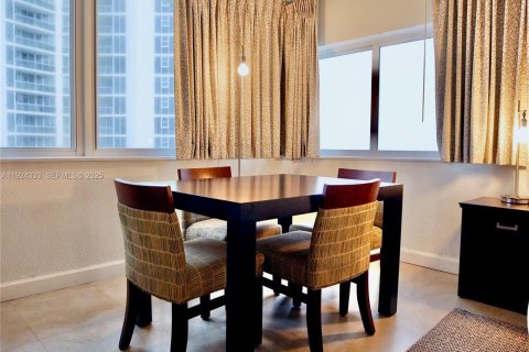 Condo in Sunny Isles Beach, Florida № 2053743 - photo 5