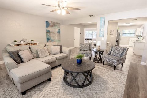 House in Tampa, Florida 4 bedrooms, 179.49 sq.m. № 1725693 - photo 2