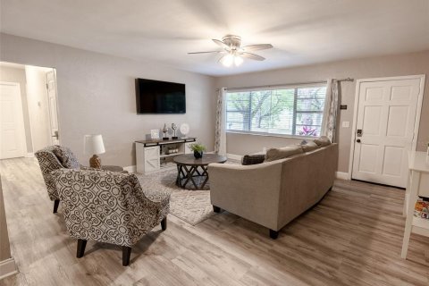 House in Tampa, Florida 4 bedrooms, 179.49 sq.m. № 1725693 - photo 3