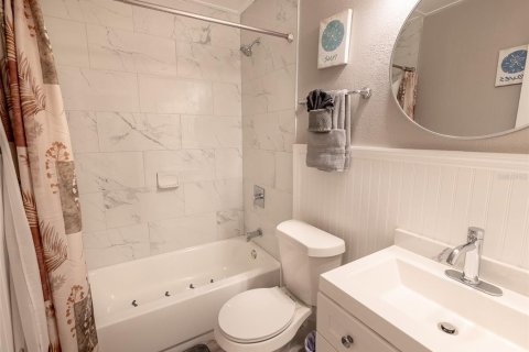House in Tampa, Florida 4 bedrooms, 179.49 sq.m. № 1725693 - photo 8
