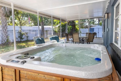 House in Tampa, Florida 4 bedrooms, 179.49 sq.m. № 1725693 - photo 9