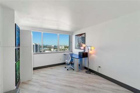 Condo in Miami Beach, Florida, 2 bedrooms  № 1598976 - photo 17