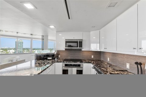Condo in Miami Beach, Florida, 2 bedrooms  № 1598976 - photo 10