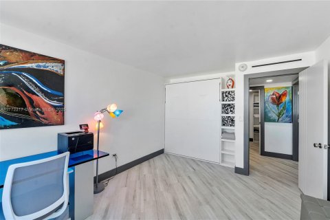 Condo in Miami Beach, Florida, 2 bedrooms  № 1598976 - photo 19