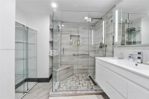 Condo in Miami Beach, Florida, 2 bedrooms  № 1598976 - photo 15