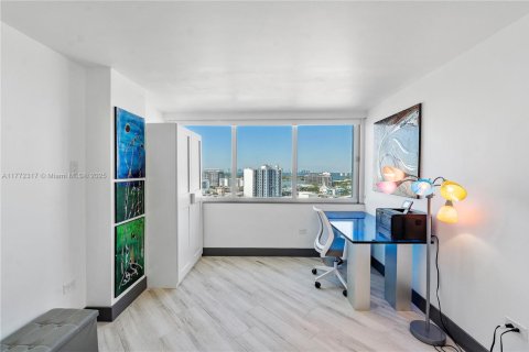 Condo in Miami Beach, Florida, 2 bedrooms  № 1598976 - photo 18