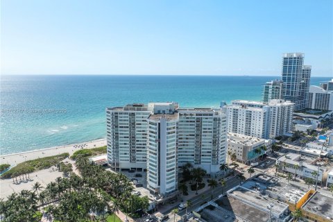 Condo in Miami Beach, Florida, 2 bedrooms  № 1598976 - photo 24