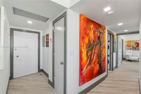 Condo in Miami Beach, Florida, 2 bedrooms  № 1598976 - photo 11