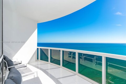 Condo in Sunny Isles Beach, Florida, 2 bedrooms  № 2428405 - photo 2
