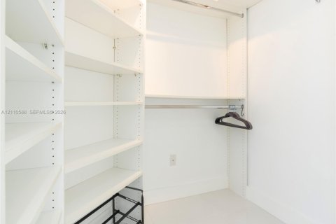 Condo in Sunny Isles Beach, Florida, 2 bedrooms  № 2428405 - photo 16