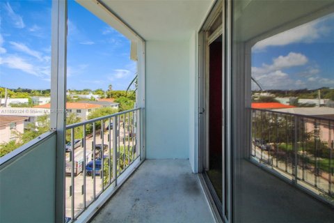 Condo in Miami Beach, Florida, 1 bedroom  № 1947925 - photo 13