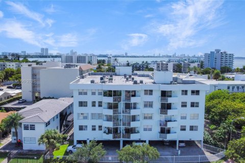 Condo in Miami Beach, Florida, 1 bedroom  № 1947925 - photo 1