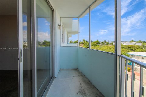 Condo in Miami Beach, Florida, 1 bedroom  № 1947925 - photo 12