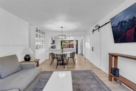 Adosado en venta en Miami, Florida, 2 dormitorios, 107.02 m2 № 1986258 - foto 1