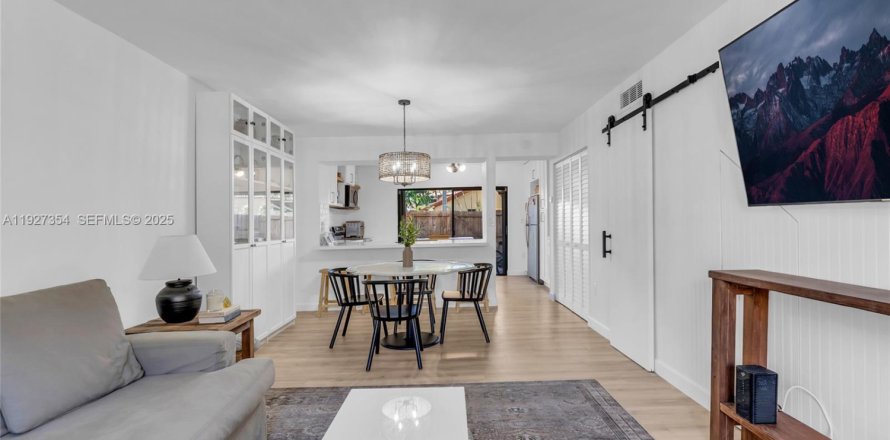 Adosado en Miami, Florida 2 dormitorios, 107.02 m2 № 1986258