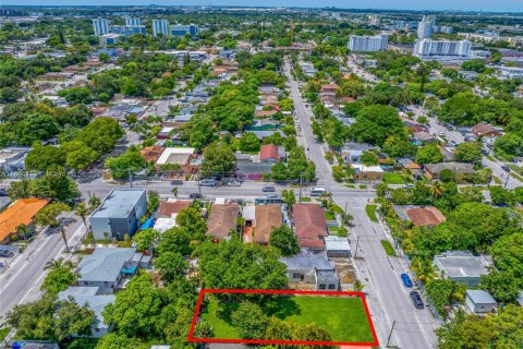 Casa en venta en Miami, Florida, 4 dormitorios № 1945912 - foto 14