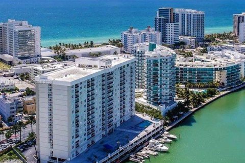 Condo in Miami Beach, Florida, 1 bedroom  № 2051479 - photo 2