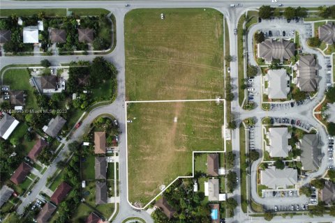 Commercial property in Florida City, Florida № 1958728 - photo 1