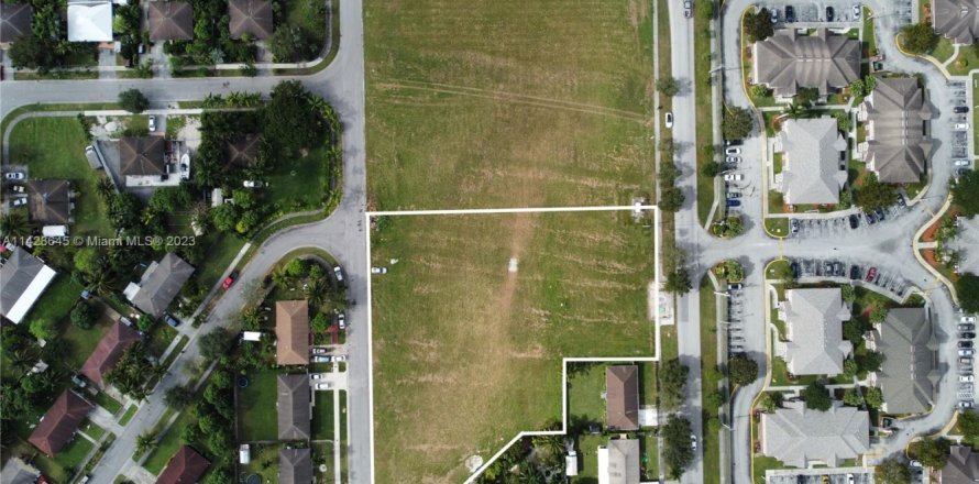 Commercial property in Florida City, Florida № 1958728