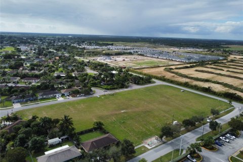 Commercial property in Florida City, Florida № 1958728 - photo 3