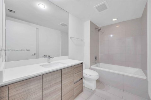 Condominio en alquiler en Miami, Florida, 2 dormitorios, 84.54 m2 № 1938484 - foto 13