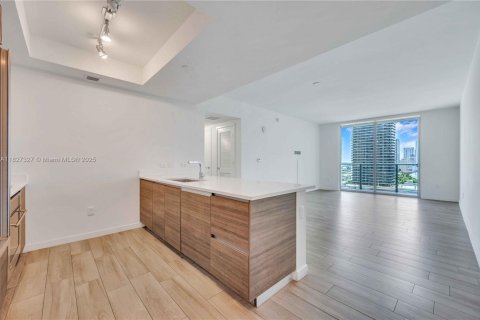 Condo in Miami, Florida, 2 bedrooms  № 1938484 - photo 2
