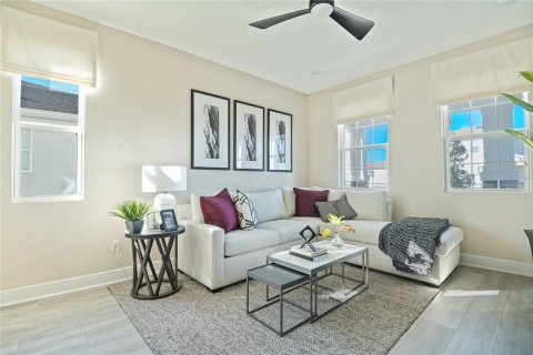 House in Winter Haven, Florida 5 bedrooms, 281.49 sq.m. № 2205568 - photo 2