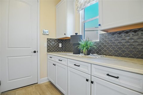 House in Winter Haven, Florida 5 bedrooms, 281.49 sq.m. № 2205568 - photo 12