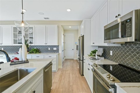 House in Winter Haven, Florida 5 bedrooms, 281.49 sq.m. № 2205568 - photo 8