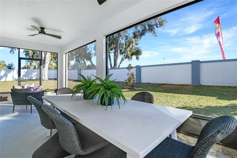 House in Winter Haven, Florida 5 bedrooms, 281.49 sq.m. № 2205568 - photo 24